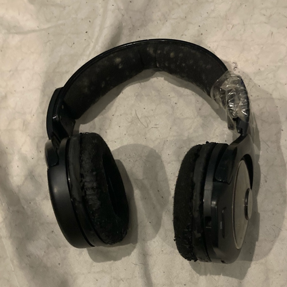 Trash Headset But still is usable for audio.